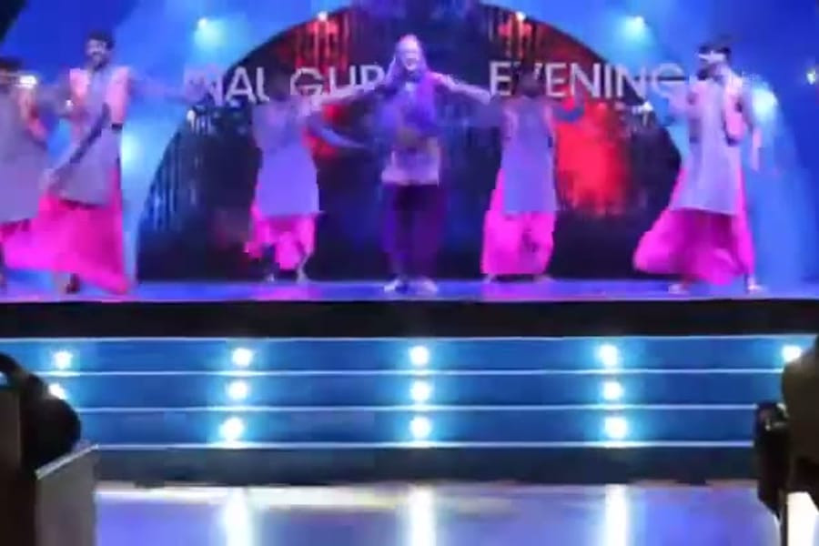 Punjabi folk performance set to the Arif Lohar hit Ek Phool Motiye Da